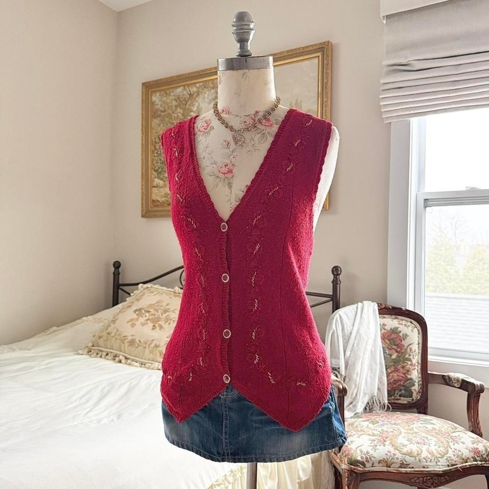 Red embroidered sweater‎ vest